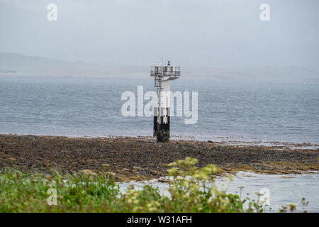 Stromness Leuchtturm vor Ort ist die zweitgrößte Stadt in Orkney, Schottland. Es liegt im südwestlichen Teil von Mainland Orkney. Stockfoto