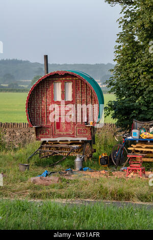 Gypsy Caravan auf der Seite einer Straße in der Nähe von Woodstock, Oxfordshire, England Stockfoto