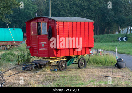 Red Gypsy Caravan auf der Seite einer Straße in der Nähe von Woodstock, Oxfordshire, England Stockfoto