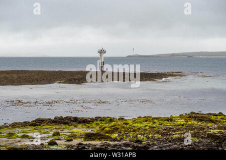 Stromness Leuchtturm vor Ort ist die zweitgrößte Stadt in Orkney, Schottland. Es liegt im südwestlichen Teil von Mainland Orkney. Stockfoto