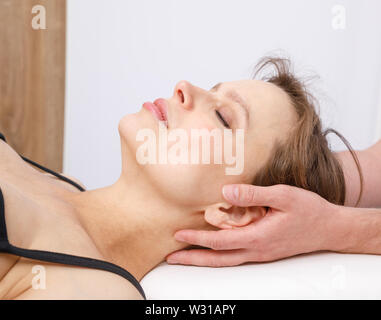 Hals der jungen Frau, die von der Osteopathie oder Chiropraktik manuelle Therapeut manipuliert Stockfoto