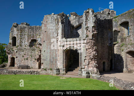 Die große Treppe nach unten in den Fountain Court führenden Raglan schloss, Monmouthshire, Wales, Großbritannien Stockfoto