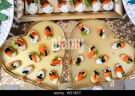 Große Auswahl an Speisen mit kalten Snacks, Salate, Aufschnitt, Käse und Marmelade serviert. Vielzahl von leckeren Snacks auf den Tisch. Hochzeitsfeier Stockfoto