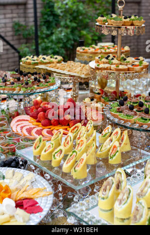 Große Auswahl an Speisen mit kalten Snacks, Fleisch und Salate, Obst, Wurst, Käse und Marmelade serviert. Vielzahl von leckeren Snacks auf den Tisch. Stockfoto