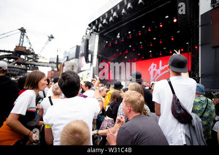 11 Juli 2019, Sachsen-Anhalt, Gräfenhainichen: Besucher feiern vor der Mainstage auf dem Splash Festival. Die Hip Hop und Reggae Festival auf der Halbinsel Ferropolis in der Nähe von Gräfenhainichen findet vom 11. bis 13. Juli 2019. Foto: Alexander Prautzsch/dpa Stockfoto