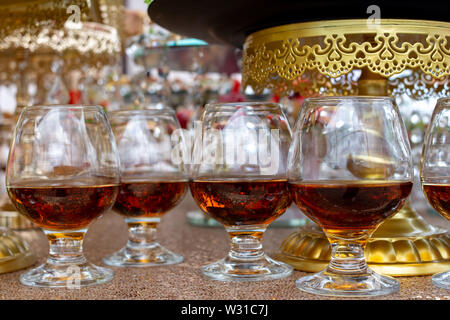 Alkoholische Getränke in Gläsern, Cognac und Brandy. Party und Urlaub Feier. Asting und Degustation Konzept. Stockfoto