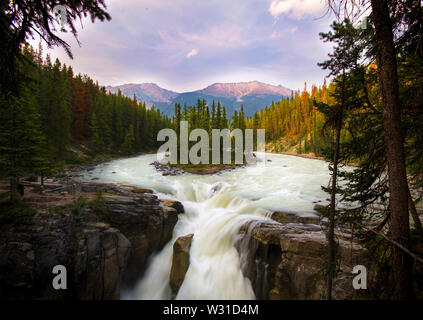 Einen schönen Sonnenuntergang am Sunwapta Falls, Kanada. Stockfoto