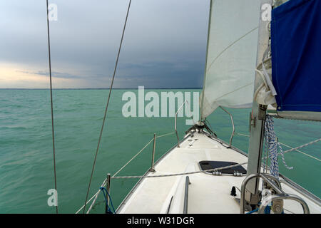 Segelboot auf dem See Balaton Schiffsbug anzeigen Stockfoto