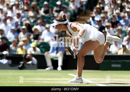 Wimbledon, UK. 11. Juli 2019, den All England Lawn Tennis und Croquet Club, Wimbledon, England, Wimbledon Tennis Turnier, Tag 10; Simona Halep (ROM) dient der Elina Svitolina (UKR) Credit: Aktion Plus Sport Bilder/Alamy leben Nachrichten Stockfoto