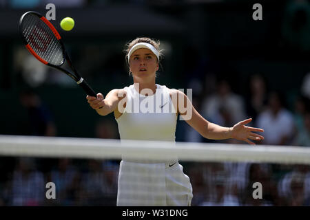 Wimbledon, UK. 11. Juli 2019, den All England Lawn Tennis und Croquet Club, Wimbledon, England, Wimbledon Tennis Turnier, Tag 10; Elina Svitolina (UKR) mit einem Volley zu Simona Halep (ROM) Credit: Aktion Plus Sport Bilder/Alamy leben Nachrichten Stockfoto