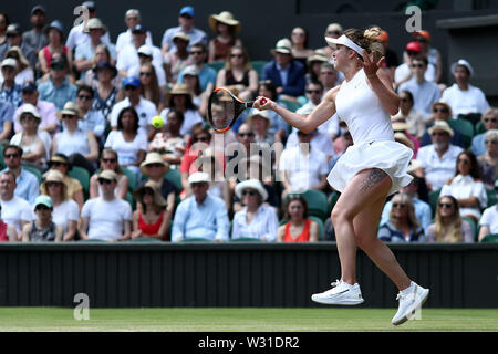 Wimbledon, UK. 11. Juli 2019, den All England Lawn Tennis und Croquet Club, Wimbledon, England, Wimbledon Tennis Turnier, Tag 10; Elina Svitolina (UKR) mit einer Vorhand zu Simona Halep (ROM) Credit: Aktion Plus Sport Bilder/Alamy leben Nachrichten Stockfoto