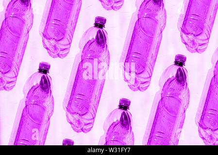 Leere Plastikflaschen von Lila. Auf die Plastikflasche strahlt eine helle Sonne, die Schatten der Objekte. Kreative, moderne Design, modischen Stil Stockfoto