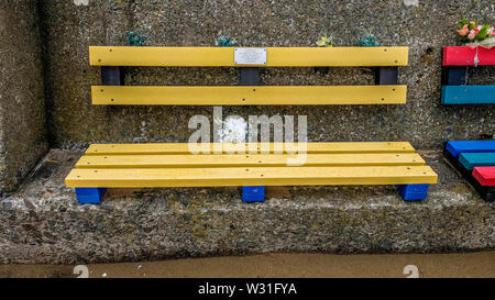 Bänke im Speicher aus verloren Freunde an der Promenade von New Brighton. Stockfoto