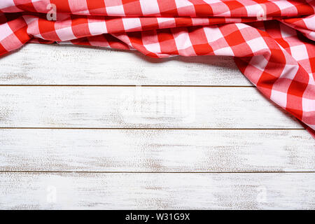 Eine geprüfte Gingham picnic Tischdecke auf alten Holztisch, Ansicht von oben Stockfoto