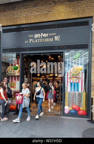 Kings Cross Station Harry Potter Shop am Bahnsteig 9 3/4, Bahnhof Kings Cross, London, UK Stockfoto