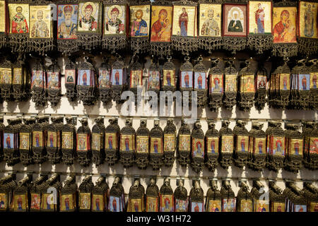 Demre, Türkei - 21. Mai 2019: Orthodoxe souvenir Symbole mit Saint Nicholas Stockfoto