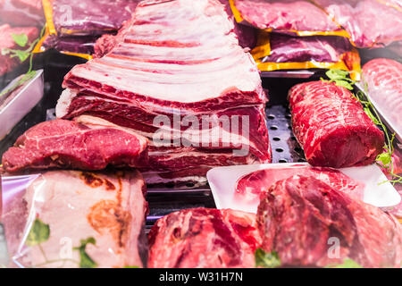 Rohes Fleisch und Gewürze zum Kochen auf dem Grill Stockfoto