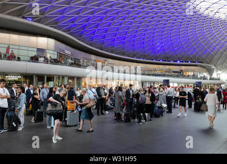 Kings Cross Bahnhofshalle mit Geschäften und Passagiere, Kings Cross Station London Großbritannien Stockfoto