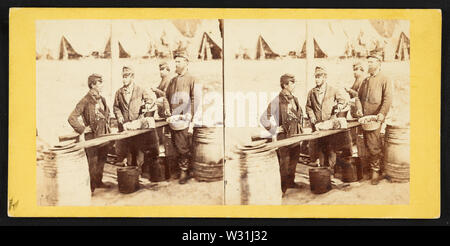 Vorbereiten der Verwirrung; Englisch: Stereograph zeigt vier Union Soldaten Vorbereiten des Camp Mahlzeit auf einem behelfsmäßigen Tabelle. Stockfoto