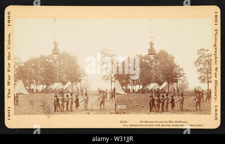 Professor Lowe in seinem Ballon; Englisch: Stereograph zeigt Professor Thaddeus S. Lowe die Schlacht beobachten von seinem Ballon Intrepid, während Soldaten im Camp Seile des Ballons in Fair Oaks, Virginia. Stockfoto