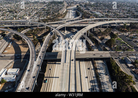 Antenne von Rampen, Brücken und den Verkehr auf den Hafen 110 und 100-105 Autobahnanschlussstelle in Los Angeles County, Kalifornien. Stockfoto