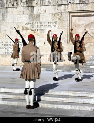 Evzones die Wachablösung am Grab des Unbekannten Soldaten vor dem griechischen Parlament Gebäude, Syntagma, Athen, Griechenland Stockfoto