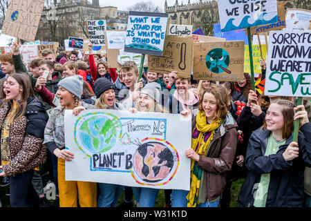 Bristol College Studenten und Schulkinder, die den Klimawandel Plakate und Schilder abgebildet sind wie sie protestieren außerhalb Bristol City Halle 15/03/19. Stockfoto