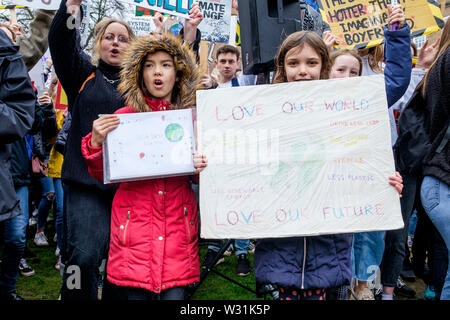 Bristol College Studenten und Schulkinder, die den Klimawandel Plakate und Schilder abgebildet sind wie sie protestieren außerhalb Bristol City Halle 15/03/19. Stockfoto