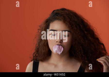 Frau mit explodierte Bubble gum Ball auf den Lippen Porträt Stockfoto