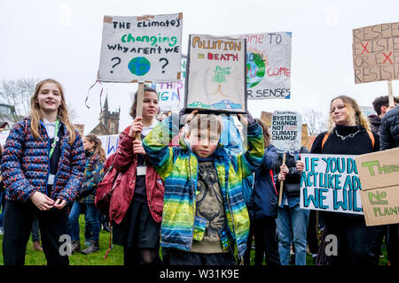 Bristol College Studenten und Schulkinder, die den Klimawandel Plakate und Schilder abgebildet sind wie sie protestieren außerhalb Bristol City Halle 15/03/19. Stockfoto