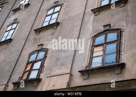 Detail der Fassade des alten Gebäudes in der historischen ehemaligen Tytano Tabakfabrik komplexe Altstadt in Krakau, Polen. Stockfoto