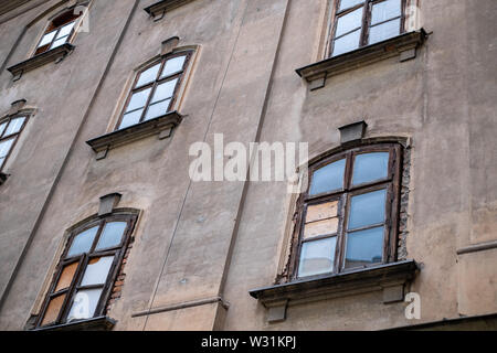 Detail der Fassade des alten Gebäudes in der historischen ehemaligen Tytano Tabakfabrik komplexe Altstadt in Krakau, Polen. Stockfoto