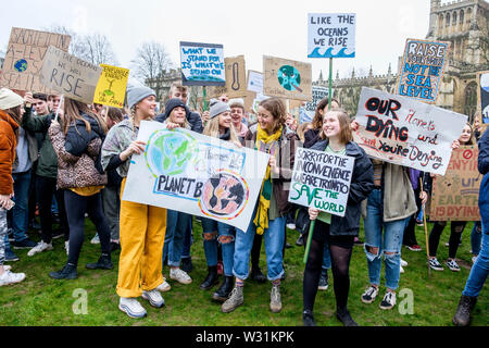 Bristol College Studenten und Schulkinder, die den Klimawandel Plakate und Schilder abgebildet sind wie sie protestieren außerhalb Bristol City Halle 15/03/19. Stockfoto