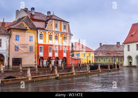 Sibiu, Rumänien - März 27, 2015 Street View: Bunte Häuser in der Innenstadt und Menschen Stockfoto