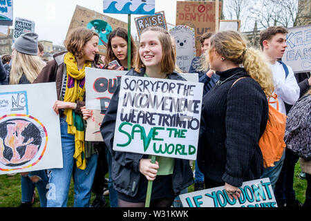 Bristol College Studenten und Schulkinder, die den Klimawandel Plakate und Schilder abgebildet sind wie sie protestieren außerhalb Bristol City Halle 15/03/19. Stockfoto