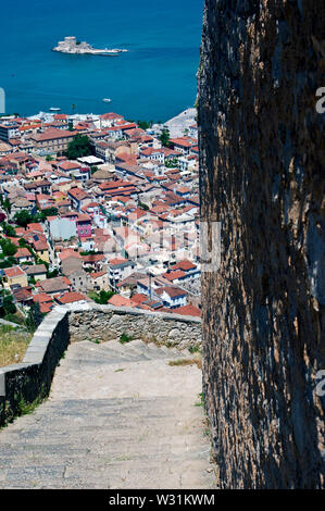 Auf Naflio, Griechenland, aus der die Schritte von der Burg Palamidi. Im Wasser im Hintergrund ist die Festung Bourtzi. Stockfoto