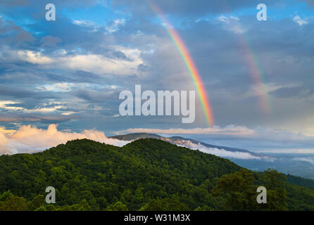 Doppelter Regenbogen über Bald Knob in den Blue Ridge Mountains, von Gillespie Lücke, North Carolina, USA, gesehen. Stockfoto