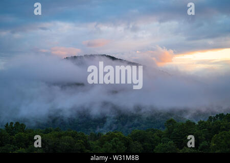 Die Spitze, in der Nähe der Penland, North Carolina, USA, gesehen vom Gelände der Penland School des Handwerks. Stockfoto