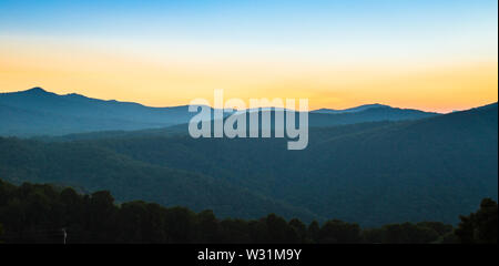 Sonnenaufgang über den Blue Ridge Mountains, von den Ösen blicken auf den Blue Ridge Parkway, North Carolina, USA. Stockfoto