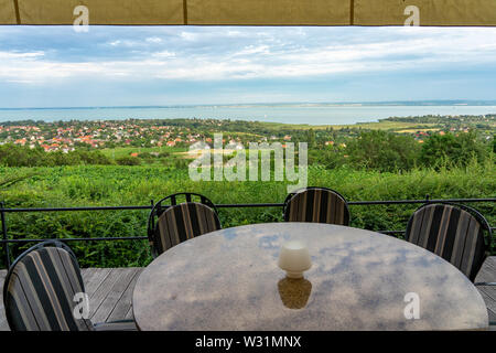 Restaurant über den Balaton auf dem Hügel, Abendessen, Mittagessen, romantisches Date, Essen auf die Natur. Csopak Wein Tisch im Restaurant mit Aussicht Stockfoto