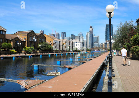 Clippers Quay, auf der Suche nach äußeren Millwall Dock und der Canary Wharf auf der Isle of Dogs, East London, UK Stockfoto