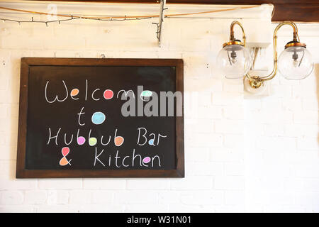 Die trendige Tumult, Bar & Küche, in einem ehemaligen Kirche, mit unabhängigen Theater Raum im Erdgeschoss, auf der Isle of Dogs, East London, UK Stockfoto