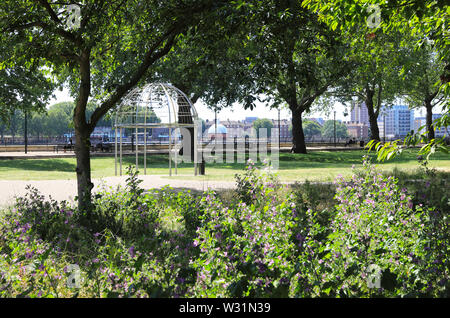 Der Riverside Park der Insel Gärten auf der Isle of Dogs, mit Blick auf die Themse von Greenwich, im Osten von London, Großbritannien Stockfoto