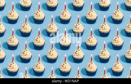 Nahtlose Muster mit Geburtstag Kuchen und Kerzen auf einem blauen Hintergrund Stockfoto