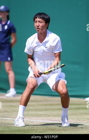Wimbledon, London, UK. 11. Juli 2019. Shintaro Mochizuki von Japan während der Junge singles Viertel-Finale von Wimbledon Lawn Tennis Championships gegen Anton Matusevich von Großbritannien an der All England Lawn Tennis und Croquet Club in London, England am 11. Juli 2019. Quelle: LBA/Alamy leben Nachrichten Stockfoto