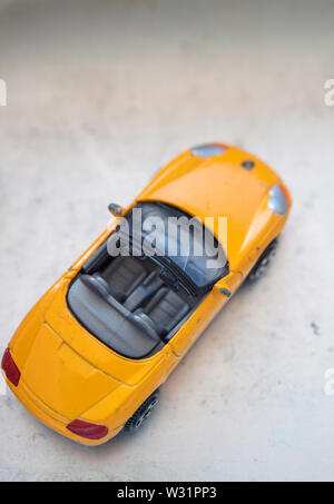 Gelb cabrio Spielzeugauto Stockfoto