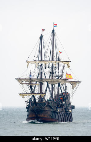 Spanisch zwei dreimaster galleon El Galeón an der Nordsee in der Nähe von Scheveningen, Niederlande während der Liberty Tall Ships Regatta. Stockfoto