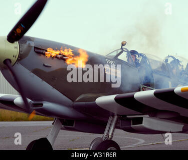 Eine Spitfire schießt Flammen und Rauch aus dem Merlin Motor die Zündung einschalten. Stockfoto