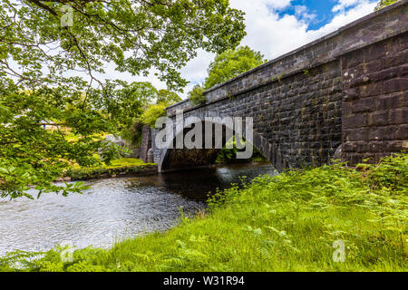 Steinbrücke über die Erriff River im Frühjahr Holz in Sheefrey Hügelbereich von County Mayo, Irland Stockfoto