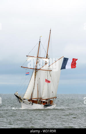 Französische 2-Mast Stahl - geschält Schoner Etoile an der Nordsee in der Nähe von Scheveningen, Niederlande während der Liberty Tall Ships Regatta. Stockfoto